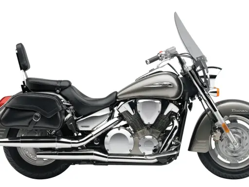 Honda VTX 1300 wady i zalety: chromowany silnik, skórzane sakwy, szyba. Klasyczny cruiser z mocą.