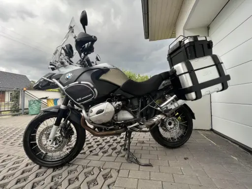 Gotowy na przygodę? Ten motocykl na bezdroża, BMW GS Adventure, czeka na odkrywanie nowych szlaków.