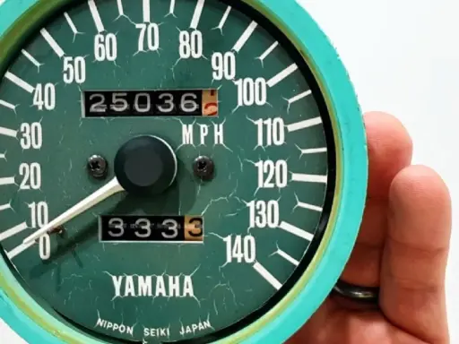 Jaki przebieg dla motocykla jest duży? Ten licznik Yamahy pokazuje 25036 mil, co jest sporym wynikiem.