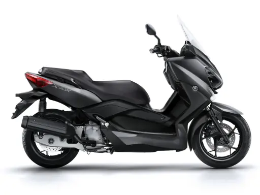 Czarny skuter Yamaha X-MAX 125, gotowy do osiągnięcia swojej maksymalnej prędkości.