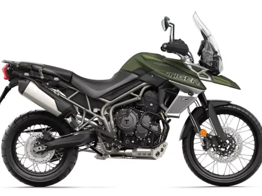 Zielony motocykl Triumph Tiger 800 XC, gotowy na przygodę. Sprawdź jego dane techniczne!