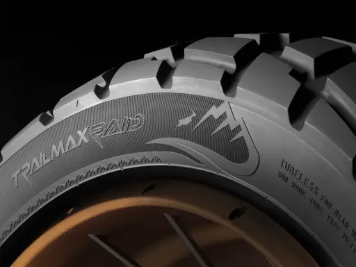 Opona motocyklowa Dunlop Trailmax Raid z agresywnym bieżnikiem i grafiką górską, gotowa na każdą wyprawę.