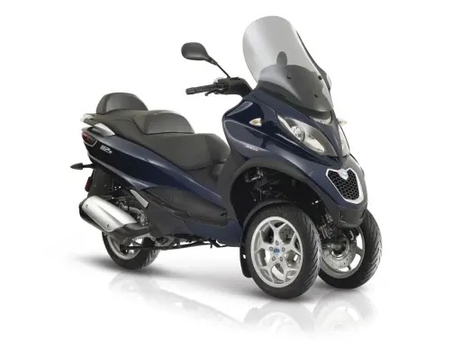 Granatowy Piaggio MP3 300 z trzema kołami, dużą szybą i wygodnym siedzeniem. Poznaj jego piaggio mp3 300 dane techniczne.