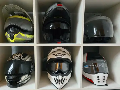 Różne rodzaje kasków motocyklowych: enduro, integralny, szczękowy, crossowy i sportowy.