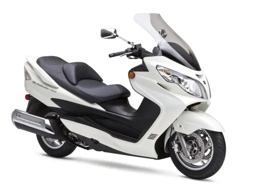 Biały Suzuki Burgman 400, skuter miejski. Rozważając suzuki burgman 400 wady i zalety, warto zwrócić uwagę na jego komfort i praktyczność.