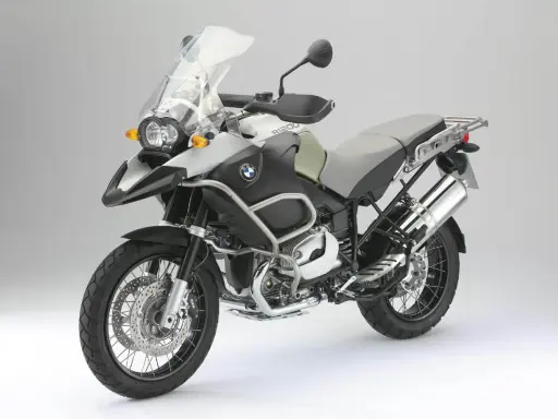 BMW GS 1200, potężny motocykl turystyczny. Jego waga jest znacząca, ale zapewnia stabilność na każdej trasie.