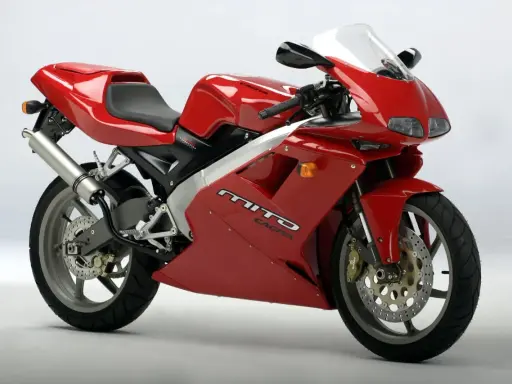 Czerwona Cagiva Mito 125, sportowy motocykl z lat 90., gotowy do osiągnięcia v max.