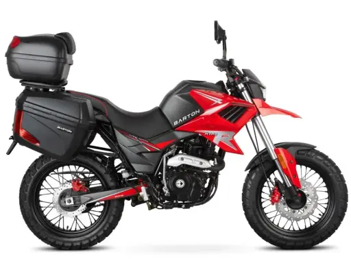 Czerwony motocykl Barton Hyper 125 z kuframi, gotowy na zwiększenie mocy i przygodę.