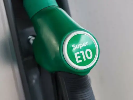 Zielony dystrybutor paliwa z napisem "Super E10". Zastanawiasz się, jakie paliwo do motocykla? E10 to opcja.