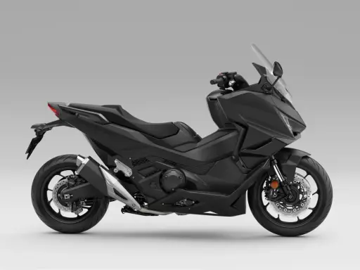 Czarny skuter Honda Forza 750, gotowy do osiągnięcia swojej maksymalnej prędkości.