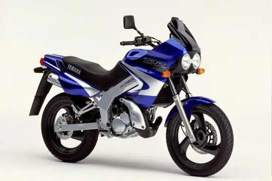 Niebieski motocykl Yamaha TDR 125 z owiewką i podwójnymi światłami.