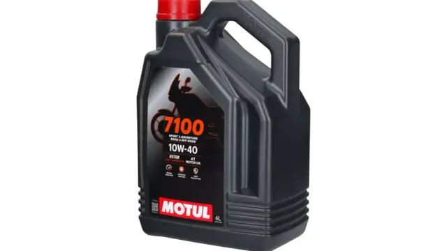 Czarny kanister oleju Motul 7100 10W-40 4T, 100% syntetyczny, z czerwonym korkiem. Idealny wybór dla motocykli sportowych i turystycznych.