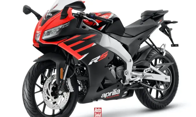 Sportowy motocykl Aprilia RS 125 w czerwono-czarnych barwach. Idealny do pierwszej jazda 125 na b bez 3 lat.