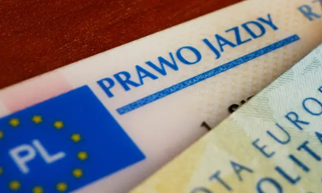 Prawo jazdy kat B to klucz do wolności na drodze, ale czy na pewno czy prawo jazdy kat b uprawnia do kierowania motorowerem? Sprawdźmy!