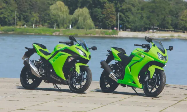 Dwa zielone Kawasaki Ninja 250 stoją nad wodą. Poznaj kawasaki ninja 250 dane techniczne i poczuj moc!