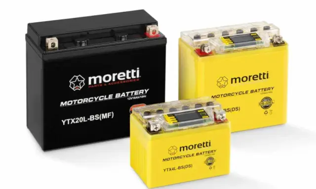 Trzy akumulatory motocyklowe Moretti: czarny YTX20L-BS(MF) i dwa żółte YTX4L-BS(DS) oraz większy. Dowiedz się, jak ładować akumulator 12V 6Ah.
