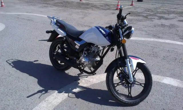 Motor Romet 50 na placu manewrowym, idealny do nauki jazdy na prawo jazdy B.