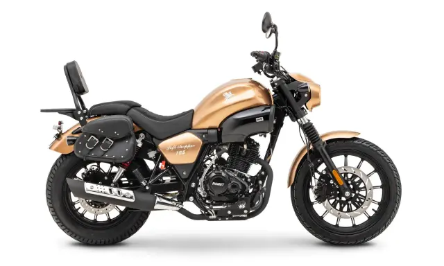 Złoty Romet Soft Chopper 125, gotowy do odblokowania pełnej mocy. Klasyczny styl, skórzane sakwy i wygodne oparcie.
