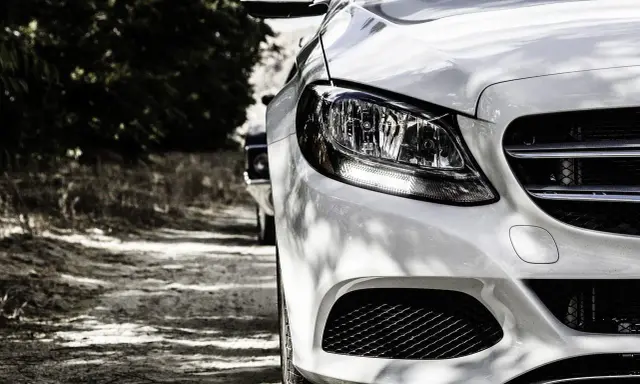 Biały pojazd mechaniczny, definicja nowoczesności, na tle drzew i drogi.