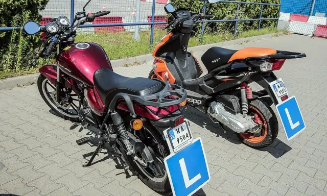 Dwa motorowery z tabliczkami "L" sugerują, że to nauka jazdy. Karta motorowerowa od ilu lat? Od 14.
