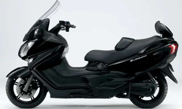 Czarny skuter Suzuki Burgman 650, zgrabny i mocny, gotowy na każdą trasę, niczym v-max w świecie maxi skuterów.