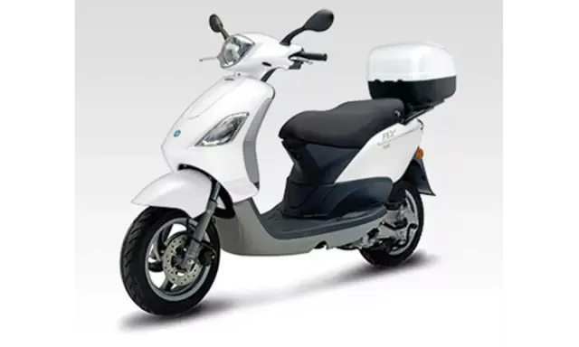 Biały skuter Piaggio Fly 125 z kufrem. Poznaj piaggio fly 125 dane techniczne.