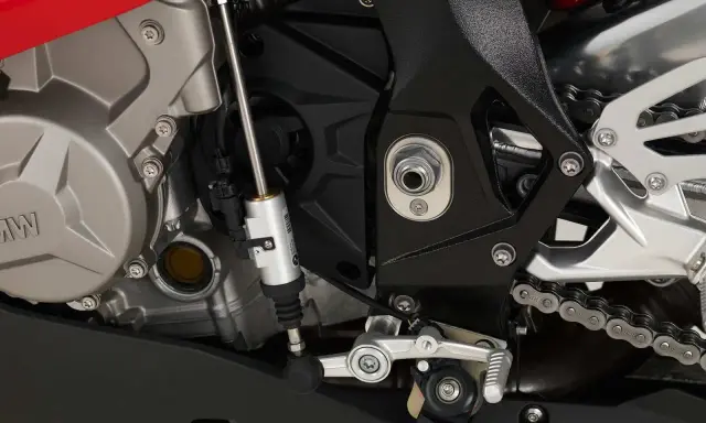Mechanizm quickshifter co to? Widok na silnik motocykla BMW z elementami układu zmiany biegów.