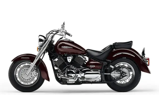 Ciemnobordowy motocykl Yamaha Drag Star 1100, klasyczny cruiser. Jego waga jest optymalna do komfortowej jazdy.