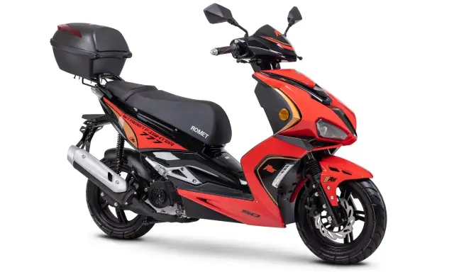 Czerwony skuter z czarnym siedzeniem i kufrem. Do jakiej pojemności można jeździć motorem bez prawa jazdy? Ten model to świetny wybór!