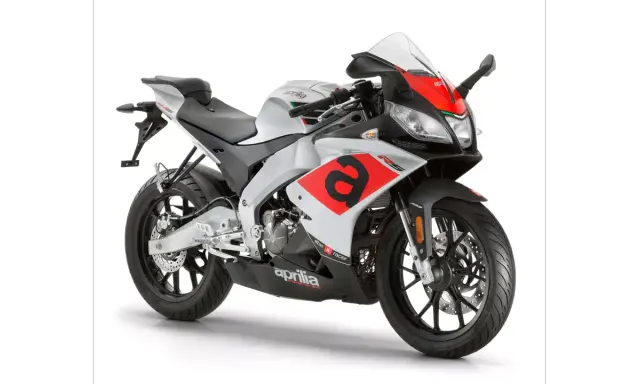Srebrno-czerwona Aprilia RS 125 gotowa do dynamicznego przyspieszenia 0-100 km/h.