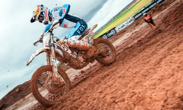 Motocrossowiec w błocie, zastanawia się, co ile filtr powietrza, by utrzymać maszynę w ruchu.