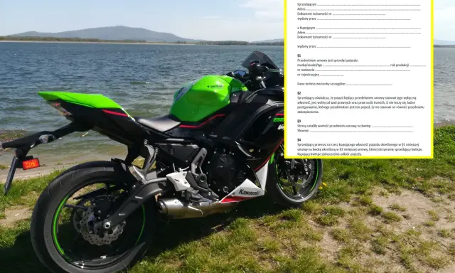 Zielony motocykl Kawasaki przy jeziorze, obok dokument "Umowa kupna-sprzedaży motocykla".