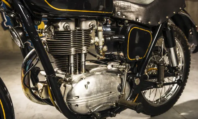 Klasyczny motocykl w czarnym malowaniu z żółtymi wstawkami, gotowy do rejestracji na zabytek. Widoczny potężny silnik i skórzane siodło.