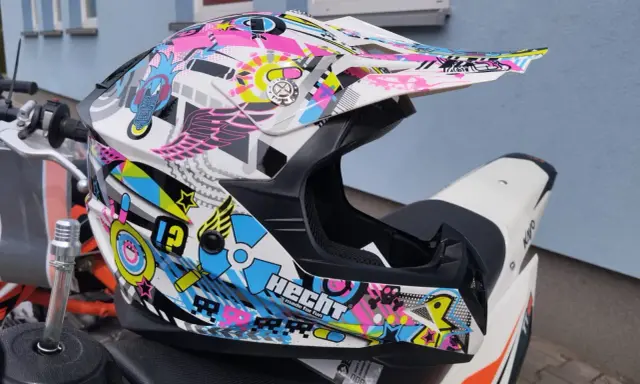 Kolorowy kask na quadzie. Czy na quadzie trzeba mieć kask? Zawsze! Bezpieczeństwo przede wszystkim.
