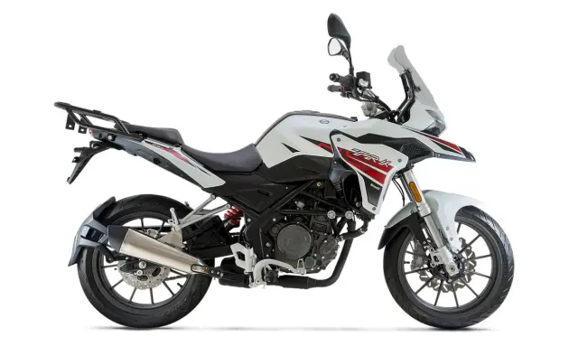 Biały motocykl Benelli TRK 251 z czerwonymi akcentami, gotowy do przygody. Sprawdź benelli trk 251 dane techniczne.