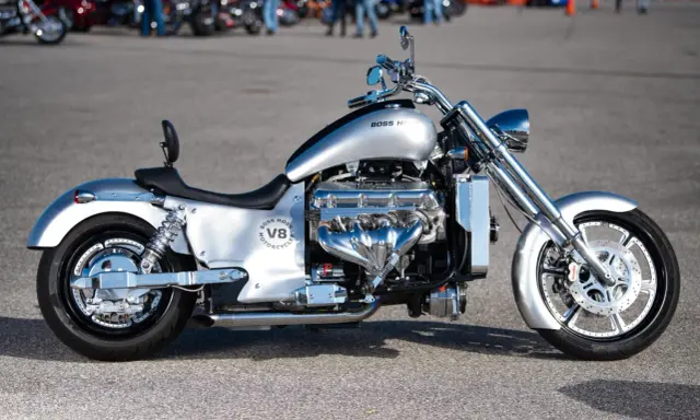 Srebrny motocykl Boss Hoss V8 z potężnym silnikiem V8, błyszczącymi chromowanymi elementami i masywnymi kołami.