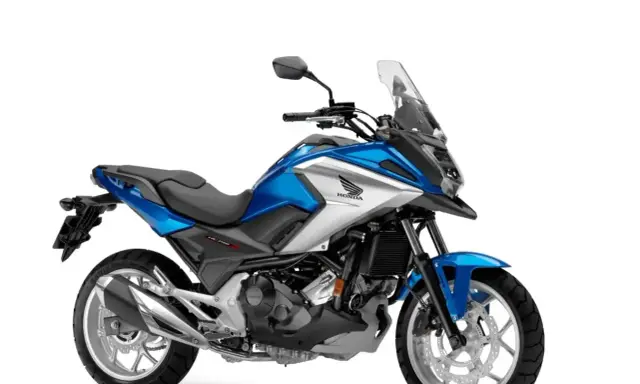 Niebiesko-srebrny, ekonomiczny motocykl turystyczny Honda NC750X gotowy na przygodę.