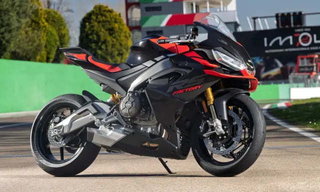 Czarna sportowa Aprilia RS 660 Factory na torze wyścigowym. Poznaj jej aprilia rs 660 dane techniczne i poczuj moc.