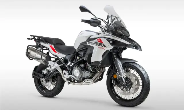 Biały motocykl turystyczny Benelli TRK 502X. Zastanawiasz się, jakie prawo jazdy na motor 1000? Ten model to świetny wybór na początek.