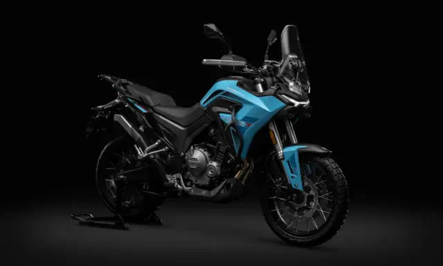 Niebieski motocykl sportowy Morbidelli TSX 525, idealny na trasy A2, z wysoką szybą i terenowymi oponami.
