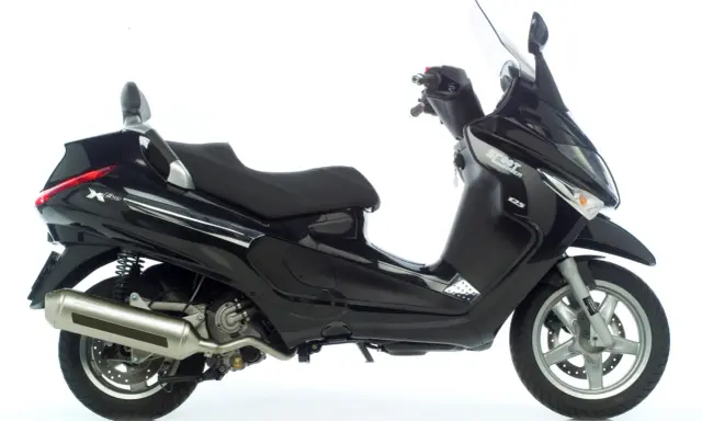 Czarny Piaggio Xevo 125, gotowy do jazdy. Poznaj jego piaggio xevo 125 dane techniczne i poczuj wolność.