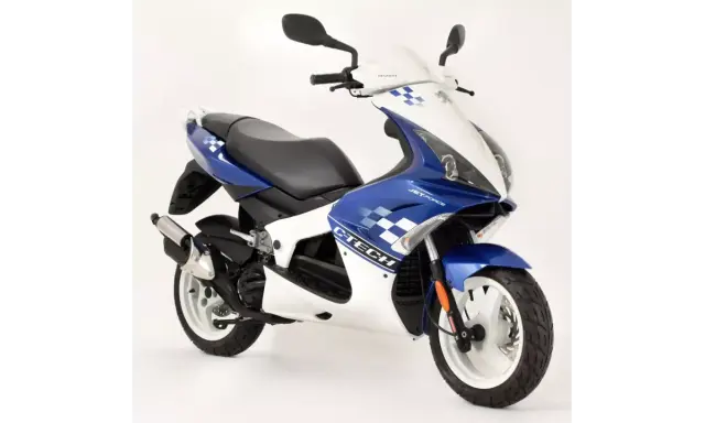 Sportowy skuter Peugeot Jet Force 50 w biało-niebieskich barwach z motywem szachownicy.