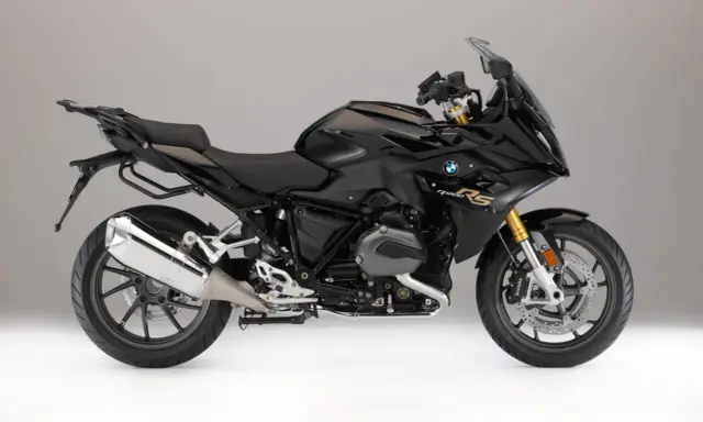 Czarny motocykl BMW R1200RS z widocznym silnikiem typu bokser i złotymi elementami zawieszenia. Dane techniczne tego modelu są imponujące.