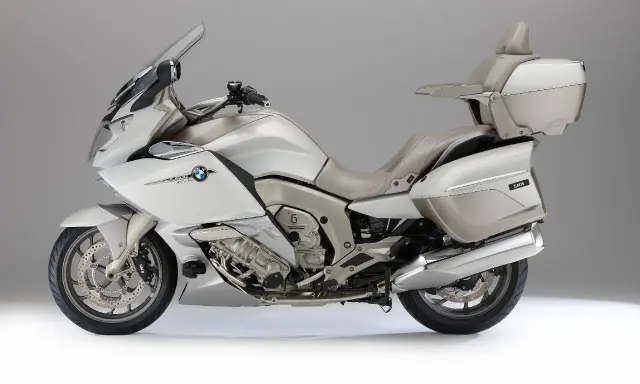 Elegancki motocykl BMW K1600GTL w kolorze perłowej bieli i beżu. Poznaj jego bmw k1600gtl dane techniczne i ciesz się komfortem podróży.