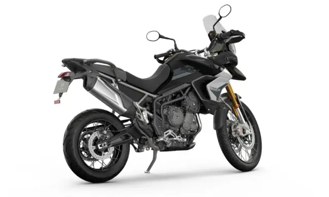 Czarny motocykl Triumph Tiger 900, gotowy na przygody. Sprawdź jego dane techniczne!