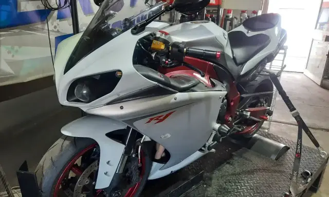 Sportowy motocykl Yamaha R1, biało-szary, z czerwonymi akcentami, przygotowywany do jazdy na A2.