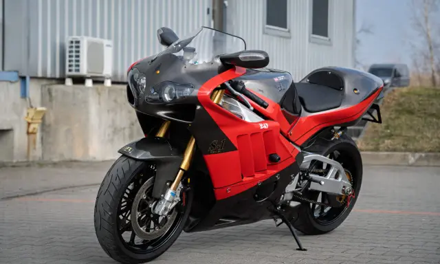 Sportowy motocykl z Japonii, czerwono-czarny, z elementami z włókna węglowego, gotowy do jazdy.