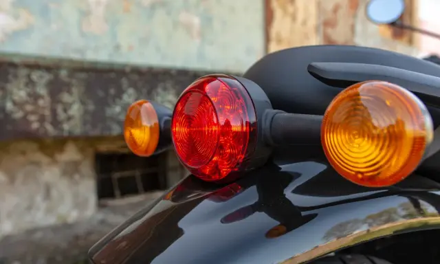 Czerwone i pomarańczowe światła w motocyklu, gotowe do drogi.