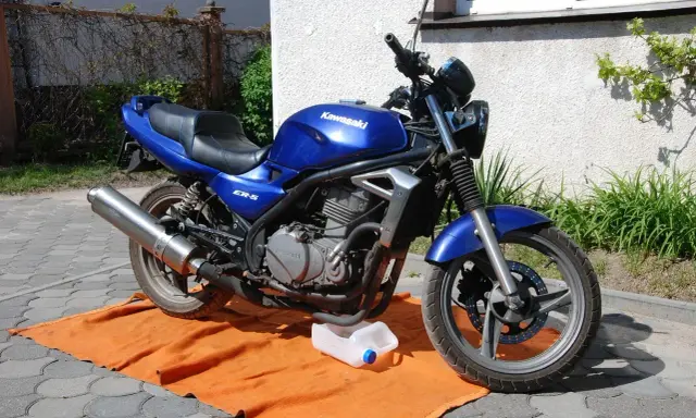 Niebieski motocykl Kawasaki ER-5, idealny na prawo jazdy kat B, motocykl 250. Gotowy do jazdy po wymianie oleju.