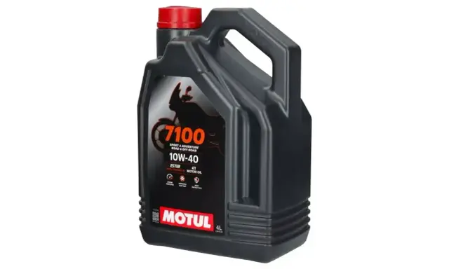 Czarny kanister z olejem Motul 7100 10W-40. Czy Motul to dobry olej? Tak, to syntetyczny olej do motocykli.